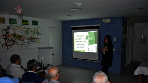 La psicooncóloga Ana Barquero, durante la charla. 