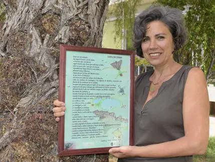 Laura Gómez Cortés muestra orgullosa uno de sus poemas ilustrados, ‘Viaje a mi tierra’. 