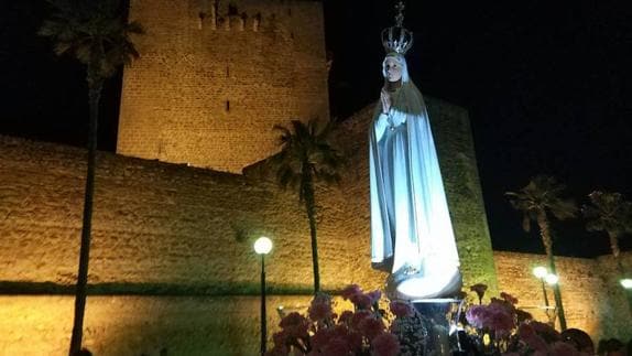 La Virgen de Fátima, a su paso por el casco antiguo de la ciudad. 