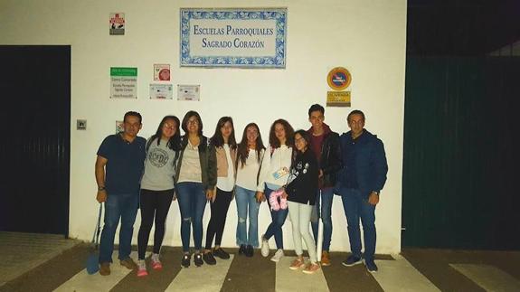 Estudiantes y profesores de la Escuelas Parroquiales participantes en la expedición. 
