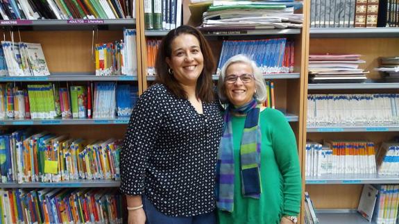 María Becerra y Rosa Mª Méndez, en la biblioteca del C.E.I.P. 'Francisco Ortiz' de Olivenza. 