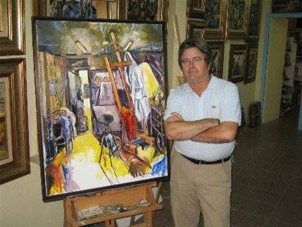 Pedro Castaño, junto a una de sus obras. 