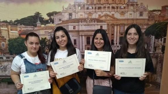 Alumnas de Gestión Administrativa con sendos certificados de empresa en Avezzano (Italia). 