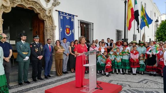 Como cada año, la plaza de la Constitución acogió el acto institucional del Día de Extremadura. 