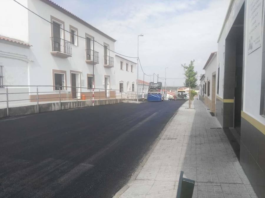 Una de las calles asfaltadas. 