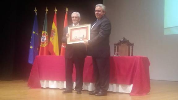 Momento en que Ramón Rocha recibe la Medalla de Oro de Elvas, de manos del presidente de la Cámara Municipal elvense, Nuno Mocinha. 