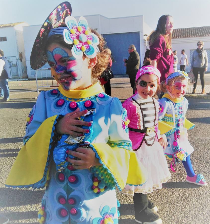 Con una tarde verdaderamente primaveral y de forma puntual se celebró ayer, sábado 2 de marzo, el Desfile de Comparsas en Puebla de la Calzada con gran afluencia de público de la localidad y de pueblos de la comarca para disfrutar con las ingeniosas propuestas ideadas por los carnavaleros de las comparsas, grupos y personas independientes disfrazadas.Una vez finalizado el recorrido en la Plaza de España se procedió a una exhibición de las coreografías de los dos buques insignia del carnaval poblanchino; La Kochera y Vas Como Quieres y finalmente se celebró el concurso con el siguiente resultado:Mejor disfraz individual: Frank de la JunglaMejor disfraz por parejas: Las MonjasMejor grupo pequeño: Los MasaisLos grupos premiados han resultado ser:1. PREMIO: Los amiguitos2. PREMIO: Las Fantásticas3. PREMIO: Había Una Vez4. PREMIO: La Legión al Cielo5. PREMIO: Los Leles