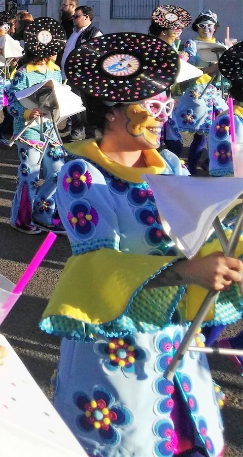 Con una tarde verdaderamente primaveral y de forma puntual se celebró ayer, sábado 2 de marzo, el Desfile de Comparsas en Puebla de la Calzada con gran afluencia de público de la localidad y de pueblos de la comarca para disfrutar con las ingeniosas propuestas ideadas por los carnavaleros de las comparsas, grupos y personas independientes disfrazadas.Una vez finalizado el recorrido en la Plaza de España se procedió a una exhibición de las coreografías de los dos buques insignia del carnaval poblanchino; La Kochera y Vas Como Quieres y finalmente se celebró el concurso con el siguiente resultado:Mejor disfraz individual: Frank de la JunglaMejor disfraz por parejas: Las MonjasMejor grupo pequeño: Los MasaisLos grupos premiados han resultado ser:1. PREMIO: Los amiguitos2. PREMIO: Las Fantásticas3. PREMIO: Había Una Vez4. PREMIO: La Legión al Cielo5. PREMIO: Los Leles