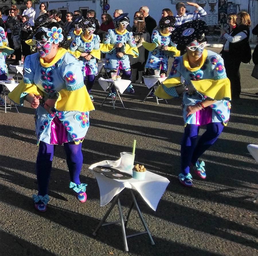 Con una tarde verdaderamente primaveral y de forma puntual se celebró ayer, sábado 2 de marzo, el Desfile de Comparsas en Puebla de la Calzada con gran afluencia de público de la localidad y de pueblos de la comarca para disfrutar con las ingeniosas propuestas ideadas por los carnavaleros de las comparsas, grupos y personas independientes disfrazadas.Una vez finalizado el recorrido en la Plaza de España se procedió a una exhibición de las coreografías de los dos buques insignia del carnaval poblanchino; La Kochera y Vas Como Quieres y finalmente se celebró el concurso con el siguiente resultado:Mejor disfraz individual: Frank de la JunglaMejor disfraz por parejas: Las MonjasMejor grupo pequeño: Los MasaisLos grupos premiados han resultado ser:1. PREMIO: Los amiguitos2. PREMIO: Las Fantásticas3. PREMIO: Había Una Vez4. PREMIO: La Legión al Cielo5. PREMIO: Los Leles