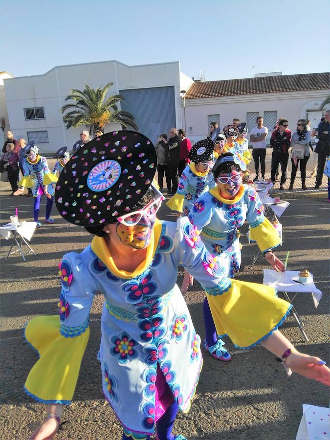 Con una tarde verdaderamente primaveral y de forma puntual se celebró ayer, sábado 2 de marzo, el Desfile de Comparsas en Puebla de la Calzada con gran afluencia de público de la localidad y de pueblos de la comarca para disfrutar con las ingeniosas propuestas ideadas por los carnavaleros de las comparsas, grupos y personas independientes disfrazadas.Una vez finalizado el recorrido en la Plaza de España se procedió a una exhibición de las coreografías de los dos buques insignia del carnaval poblanchino; La Kochera y Vas Como Quieres y finalmente se celebró el concurso con el siguiente resultado:Mejor disfraz individual: Frank de la JunglaMejor disfraz por parejas: Las MonjasMejor grupo pequeño: Los MasaisLos grupos premiados han resultado ser:1. PREMIO: Los amiguitos2. PREMIO: Las Fantásticas3. PREMIO: Había Una Vez4. PREMIO: La Legión al Cielo5. PREMIO: Los Leles