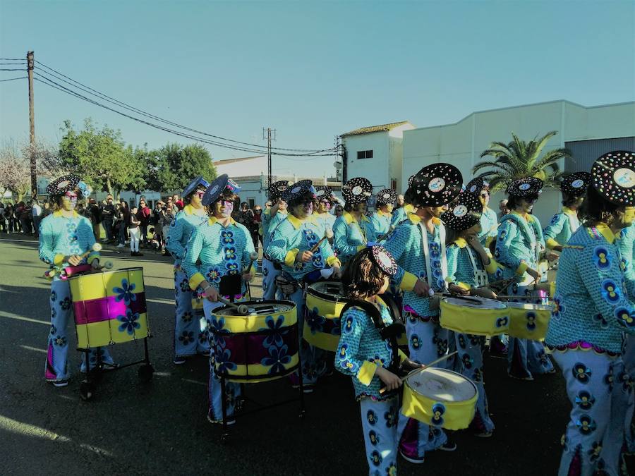 Con una tarde verdaderamente primaveral y de forma puntual se celebró ayer, sábado 2 de marzo, el Desfile de Comparsas en Puebla de la Calzada con gran afluencia de público de la localidad y de pueblos de la comarca para disfrutar con las ingeniosas propuestas ideadas por los carnavaleros de las comparsas, grupos y personas independientes disfrazadas.Una vez finalizado el recorrido en la Plaza de España se procedió a una exhibición de las coreografías de los dos buques insignia del carnaval poblanchino; La Kochera y Vas Como Quieres y finalmente se celebró el concurso con el siguiente resultado:Mejor disfraz individual: Frank de la JunglaMejor disfraz por parejas: Las MonjasMejor grupo pequeño: Los MasaisLos grupos premiados han resultado ser:1. PREMIO: Los amiguitos2. PREMIO: Las Fantásticas3. PREMIO: Había Una Vez4. PREMIO: La Legión al Cielo5. PREMIO: Los Leles