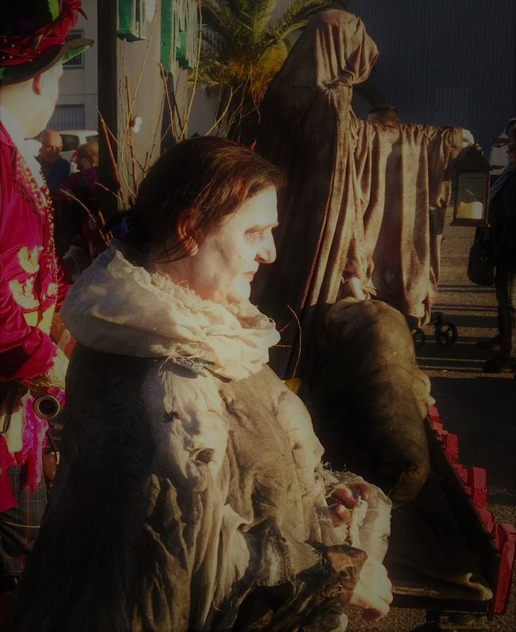 Con una tarde verdaderamente primaveral y de forma puntual se celebró ayer, sábado 2 de marzo, el Desfile de Comparsas en Puebla de la Calzada con gran afluencia de público de la localidad y de pueblos de la comarca para disfrutar con las ingeniosas propuestas ideadas por los carnavaleros de las comparsas, grupos y personas independientes disfrazadas.Una vez finalizado el recorrido en la Plaza de España se procedió a una exhibición de las coreografías de los dos buques insignia del carnaval poblanchino; La Kochera y Vas Como Quieres y finalmente se celebró el concurso con el siguiente resultado:Mejor disfraz individual: Frank de la JunglaMejor disfraz por parejas: Las MonjasMejor grupo pequeño: Los MasaisLos grupos premiados han resultado ser:1. PREMIO: Los amiguitos2. PREMIO: Las Fantásticas3. PREMIO: Había Una Vez4. PREMIO: La Legión al Cielo5. PREMIO: Los Leles