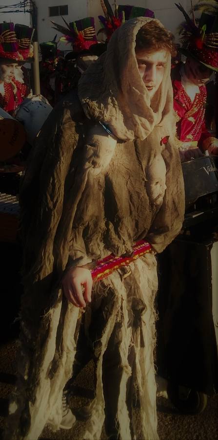 Con una tarde verdaderamente primaveral y de forma puntual se celebró ayer, sábado 2 de marzo, el Desfile de Comparsas en Puebla de la Calzada con gran afluencia de público de la localidad y de pueblos de la comarca para disfrutar con las ingeniosas propuestas ideadas por los carnavaleros de las comparsas, grupos y personas independientes disfrazadas.Una vez finalizado el recorrido en la Plaza de España se procedió a una exhibición de las coreografías de los dos buques insignia del carnaval poblanchino; La Kochera y Vas Como Quieres y finalmente se celebró el concurso con el siguiente resultado:Mejor disfraz individual: Frank de la JunglaMejor disfraz por parejas: Las MonjasMejor grupo pequeño: Los MasaisLos grupos premiados han resultado ser:1. PREMIO: Los amiguitos2. PREMIO: Las Fantásticas3. PREMIO: Había Una Vez4. PREMIO: La Legión al Cielo5. PREMIO: Los Leles