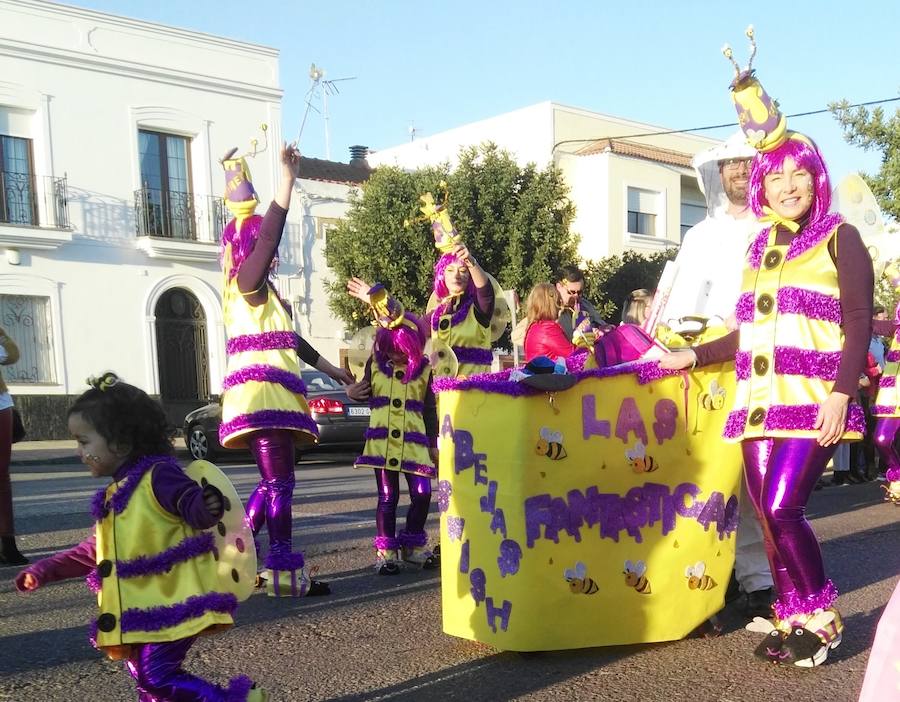 Con una tarde verdaderamente primaveral y de forma puntual se celebró ayer, sábado 2 de marzo, el Desfile de Comparsas en Puebla de la Calzada con gran afluencia de público de la localidad y de pueblos de la comarca para disfrutar con las ingeniosas propuestas ideadas por los carnavaleros de las comparsas, grupos y personas independientes disfrazadas.Una vez finalizado el recorrido en la Plaza de España se procedió a una exhibición de las coreografías de los dos buques insignia del carnaval poblanchino; La Kochera y Vas Como Quieres y finalmente se celebró el concurso con el siguiente resultado:Mejor disfraz individual: Frank de la JunglaMejor disfraz por parejas: Las MonjasMejor grupo pequeño: Los MasaisLos grupos premiados han resultado ser:1. PREMIO: Los amiguitos2. PREMIO: Las Fantásticas3. PREMIO: Había Una Vez4. PREMIO: La Legión al Cielo5. PREMIO: Los Leles