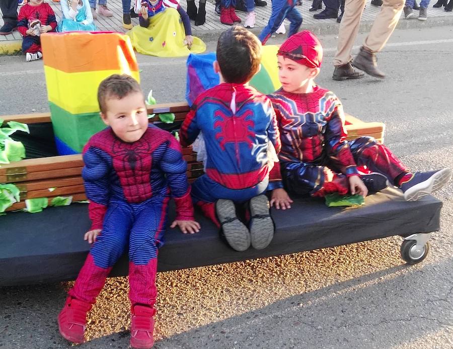 Con una tarde verdaderamente primaveral y de forma puntual se celebró ayer, sábado 2 de marzo, el Desfile de Comparsas en Puebla de la Calzada con gran afluencia de público de la localidad y de pueblos de la comarca para disfrutar con las ingeniosas propuestas ideadas por los carnavaleros de las comparsas, grupos y personas independientes disfrazadas.Una vez finalizado el recorrido en la Plaza de España se procedió a una exhibición de las coreografías de los dos buques insignia del carnaval poblanchino; La Kochera y Vas Como Quieres y finalmente se celebró el concurso con el siguiente resultado:Mejor disfraz individual: Frank de la JunglaMejor disfraz por parejas: Las MonjasMejor grupo pequeño: Los MasaisLos grupos premiados han resultado ser:1. PREMIO: Los amiguitos2. PREMIO: Las Fantásticas3. PREMIO: Había Una Vez4. PREMIO: La Legión al Cielo5. PREMIO: Los Leles