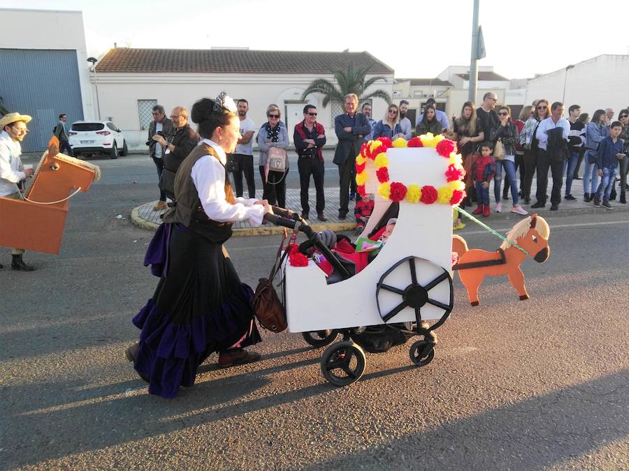 Con una tarde verdaderamente primaveral y de forma puntual se celebró ayer, sábado 2 de marzo, el Desfile de Comparsas en Puebla de la Calzada con gran afluencia de público de la localidad y de pueblos de la comarca para disfrutar con las ingeniosas propuestas ideadas por los carnavaleros de las comparsas, grupos y personas independientes disfrazadas.Una vez finalizado el recorrido en la Plaza de España se procedió a una exhibición de las coreografías de los dos buques insignia del carnaval poblanchino; La Kochera y Vas Como Quieres y finalmente se celebró el concurso con el siguiente resultado:Mejor disfraz individual: Frank de la JunglaMejor disfraz por parejas: Las MonjasMejor grupo pequeño: Los MasaisLos grupos premiados han resultado ser:1. PREMIO: Los amiguitos2. PREMIO: Las Fantásticas3. PREMIO: Había Una Vez4. PREMIO: La Legión al Cielo5. PREMIO: Los Leles