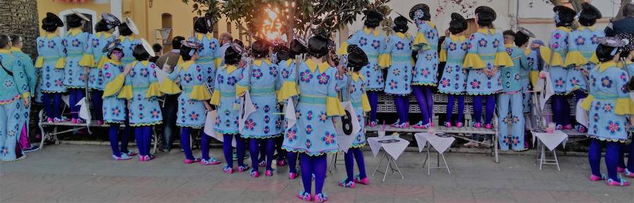 Con una tarde verdaderamente primaveral y de forma puntual se celebró ayer, sábado 2 de marzo, el Desfile de Comparsas en Puebla de la Calzada con gran afluencia de público de la localidad y de pueblos de la comarca para disfrutar con las ingeniosas propuestas ideadas por los carnavaleros de las comparsas, grupos y personas independientes disfrazadas.Una vez finalizado el recorrido en la Plaza de España se procedió a una exhibición de las coreografías de los dos buques insignia del carnaval poblanchino; La Kochera y Vas Como Quieres y finalmente se celebró el concurso con el siguiente resultado:Mejor disfraz individual: Frank de la JunglaMejor disfraz por parejas: Las MonjasMejor grupo pequeño: Los MasaisLos grupos premiados han resultado ser:1. PREMIO: Los amiguitos2. PREMIO: Las Fantásticas3. PREMIO: Había Una Vez4. PREMIO: La Legión al Cielo5. PREMIO: Los Leles