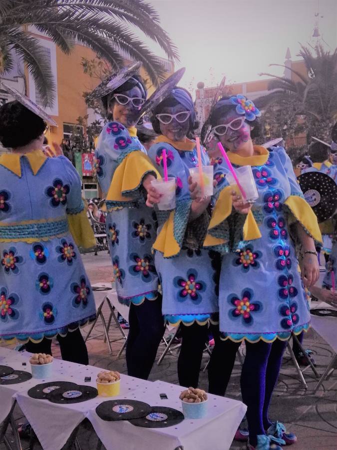 Con una tarde verdaderamente primaveral y de forma puntual se celebró ayer, sábado 2 de marzo, el Desfile de Comparsas en Puebla de la Calzada con gran afluencia de público de la localidad y de pueblos de la comarca para disfrutar con las ingeniosas propuestas ideadas por los carnavaleros de las comparsas, grupos y personas independientes disfrazadas.Una vez finalizado el recorrido en la Plaza de España se procedió a una exhibición de las coreografías de los dos buques insignia del carnaval poblanchino; La Kochera y Vas Como Quieres y finalmente se celebró el concurso con el siguiente resultado:Mejor disfraz individual: Frank de la JunglaMejor disfraz por parejas: Las MonjasMejor grupo pequeño: Los MasaisLos grupos premiados han resultado ser:1. PREMIO: Los amiguitos2. PREMIO: Las Fantásticas3. PREMIO: Había Una Vez4. PREMIO: La Legión al Cielo5. PREMIO: Los Leles