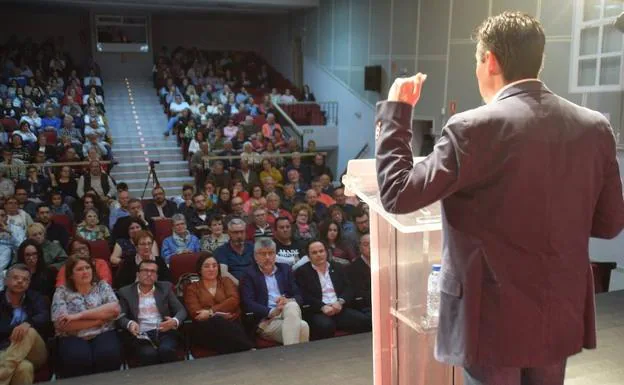 Juan Mari Delfa Cupido en el acto de presentación de candidatos del PSOE a las elecciones del 28 de mayo 