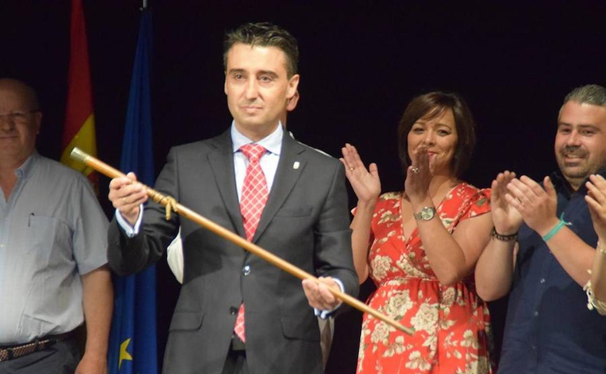 Juan Mari Delfa Cupido con la vara de mando de la localidad