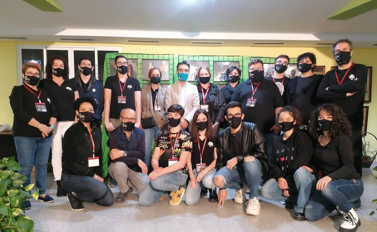 Equipo de colaboradores del festival con el alcalde, Juan Mari Delfa, en el medio