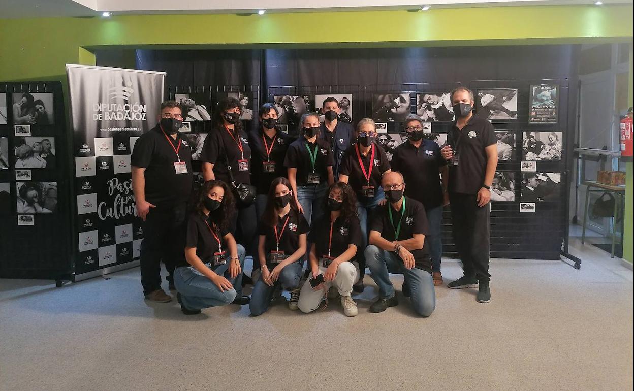 Equipo organizativo del Festival de Teatro Vegas Bajas, formado por miembros de los grupos 'Jarancio' y 'Carazo', que ha logrado el reconocimiento de ser la tercera cita cultural mejor valorada en Extremadura el pasado año. CEDIDA