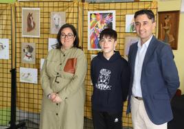 El joven Mateo Sánchez expone sus pinturas en la Casa de la Cultura