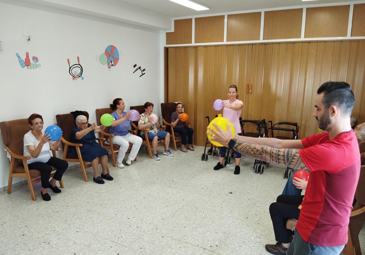 El Centro de Día participó en una actividad para el fomento de la actividad física y la buena alimentación para personas mayores