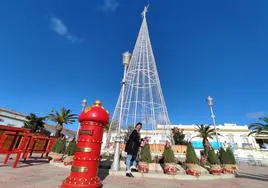 El Ayuntamiento invita a decorar los árboles de Navidad de la plaza
