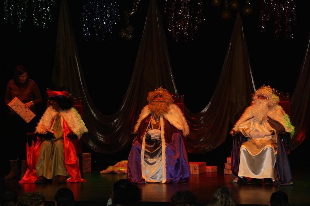 Los Reyes Magos en su adelantada visita a la Casa de la Cultura 