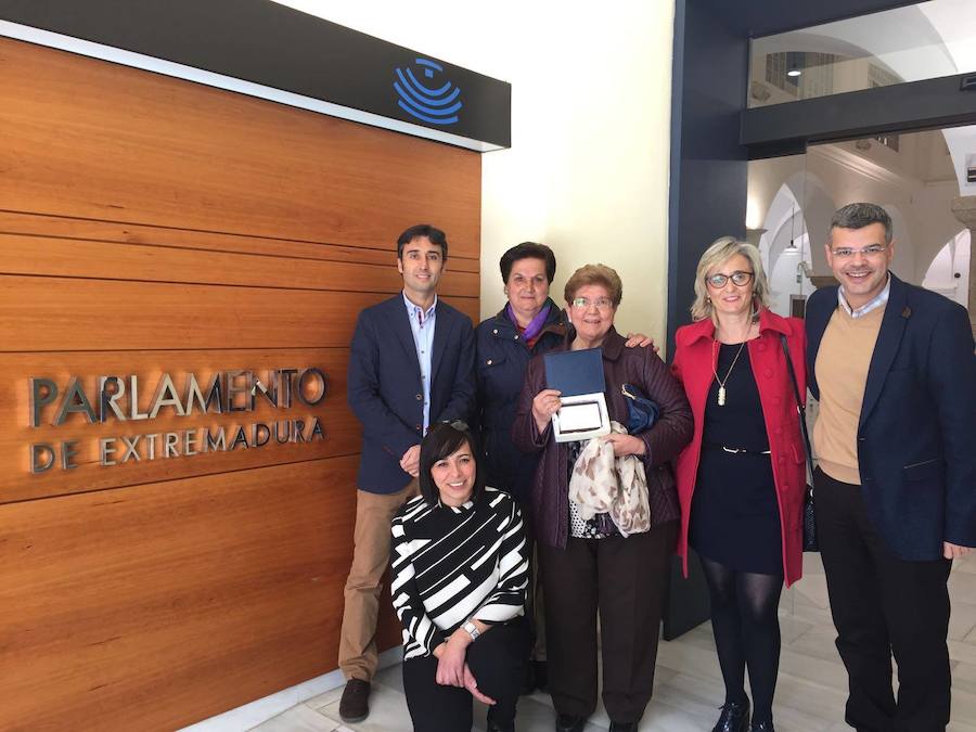 Galardonadas y representantes políticos, en la Asamblea 