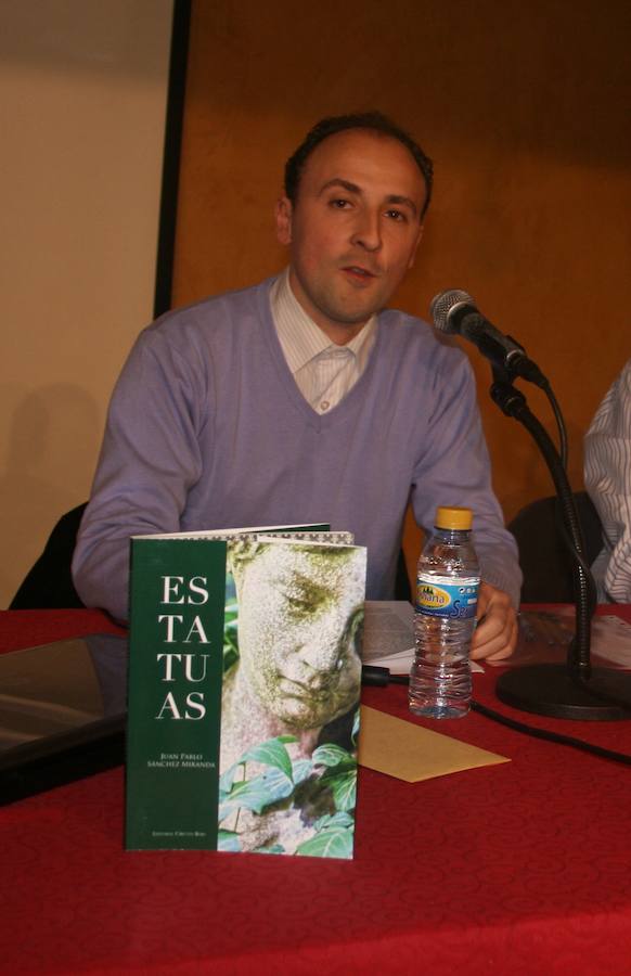 El autor con su primer poemario publicado 