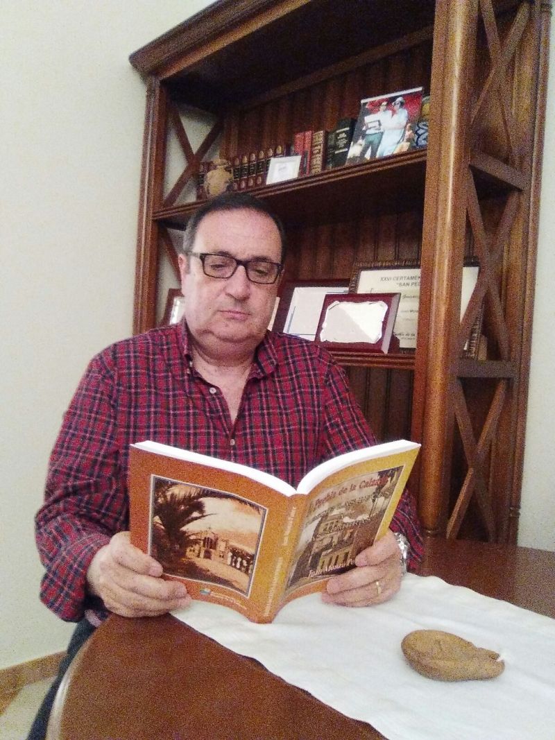 Juan Monzú con el libro a presentar 