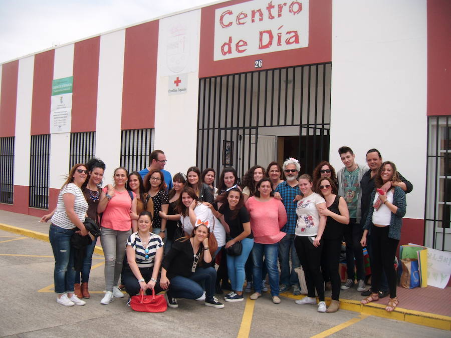 Alumnos de ‘Tamujal’ de Arroyo de San Serván comparten una jornada con los mayores del Centro de Día
