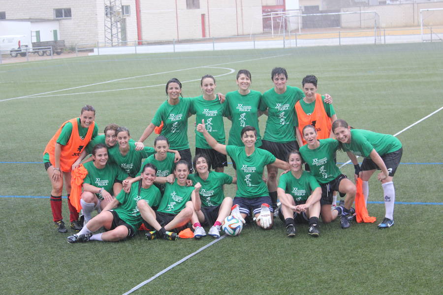 Jugadoras que, pese a la mala climatología, se atrevían a disputar el partido 