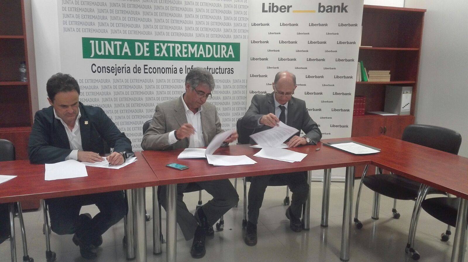 Montijo firma un nuevo convenio con Liberbank S.A. y con la Junta de Extremadura