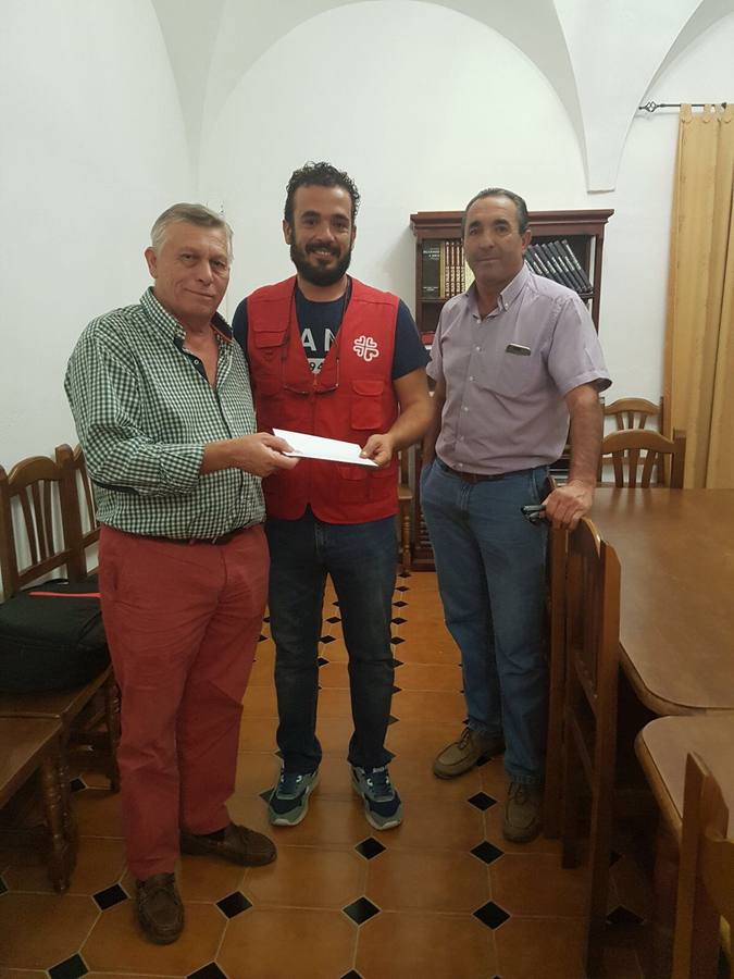 La Sociedad de Cazadores 'Los Indignaos' realiza una donación de 500 euros a Cáritas de Puebla de la Calzada