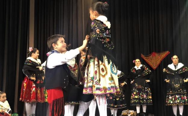 Participaron niños y mayores de la localidad. :: 