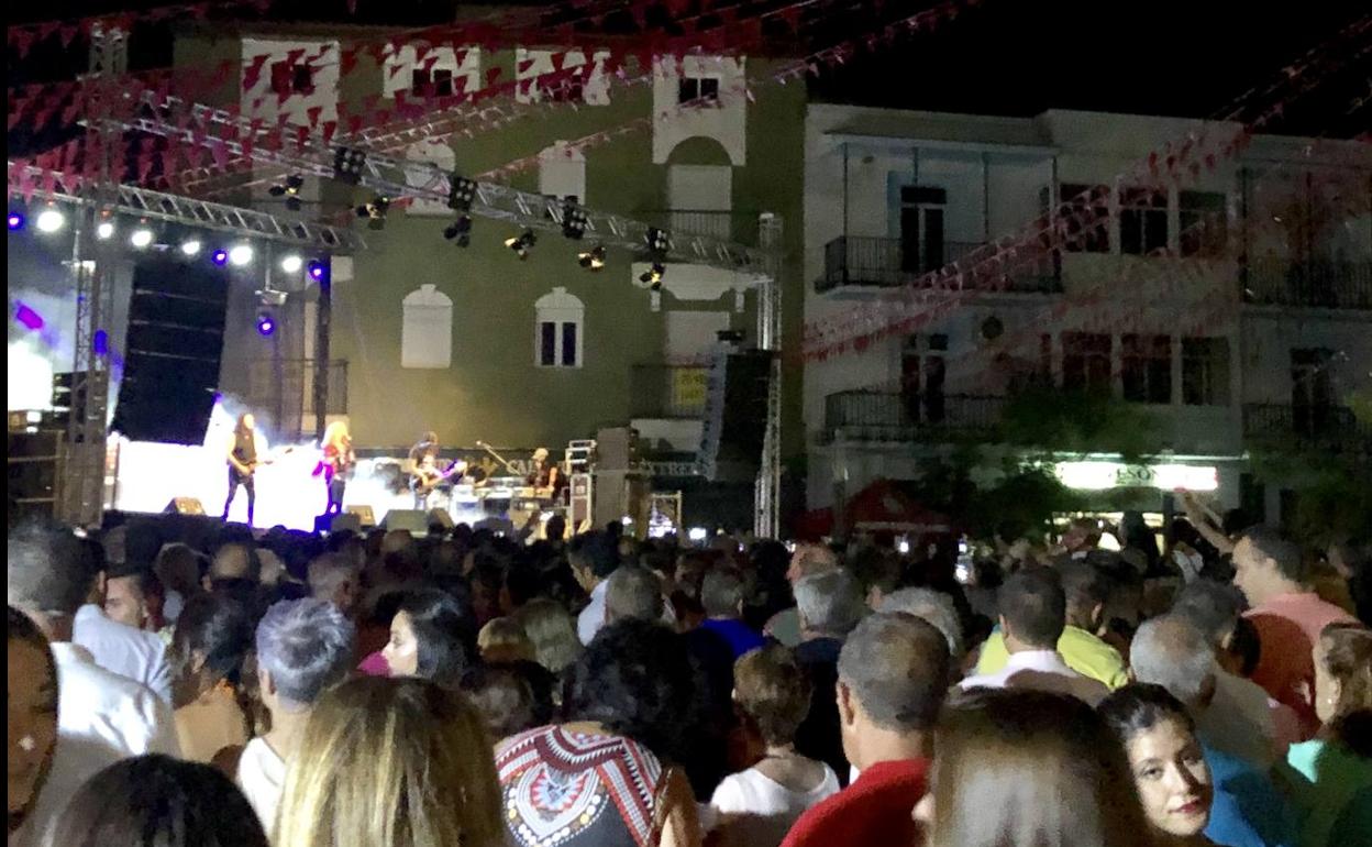 La plaza de España se llenó durante la actuación de Medina Azahara 