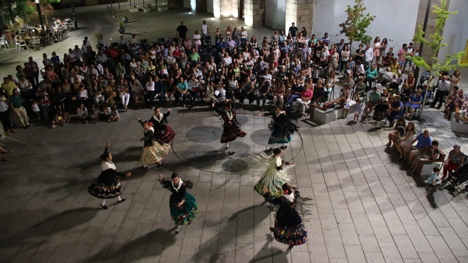 El grupo 'Jaguarzo' aportó danza y color a la celebración del Día de Extremadura 