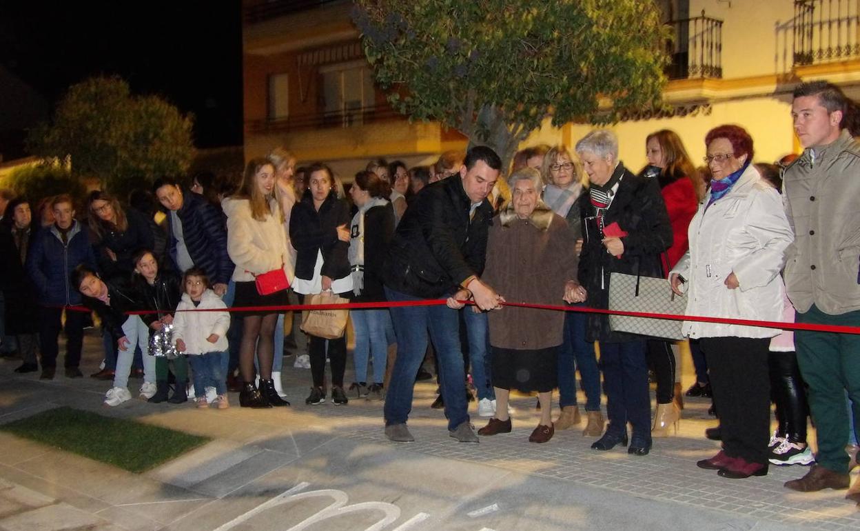 Los vecinos de 'La Carretera' asistieron emocionados a la inauguración del parque de La Constitución