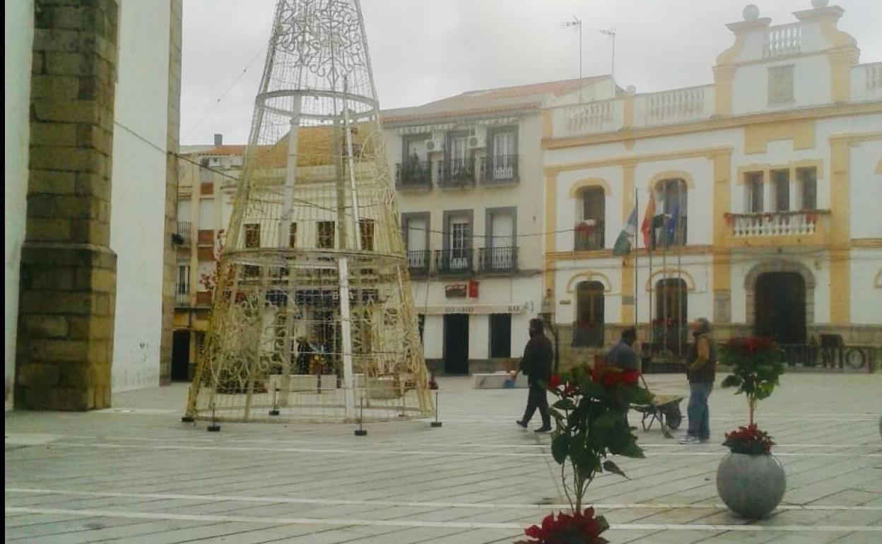 El árbol tiene la forma y las medidas similares al del 2018, pero con diferente colores y luces 