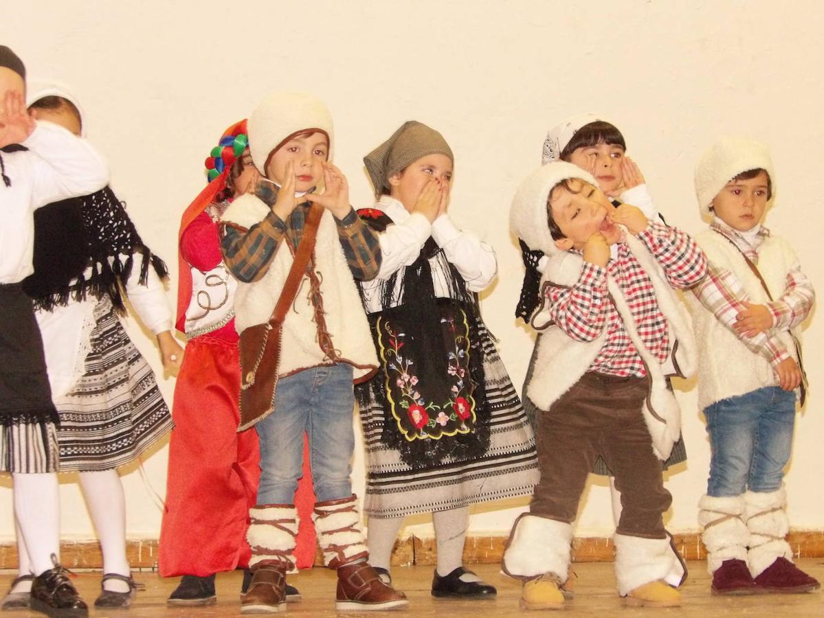 El Nacimiento ha estado acompañado por un grupo de 'angelitos' 