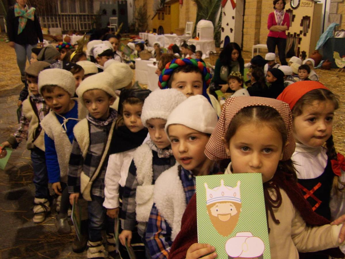 El Nacimiento ha estado acompañado por un grupo de 'angelitos' 