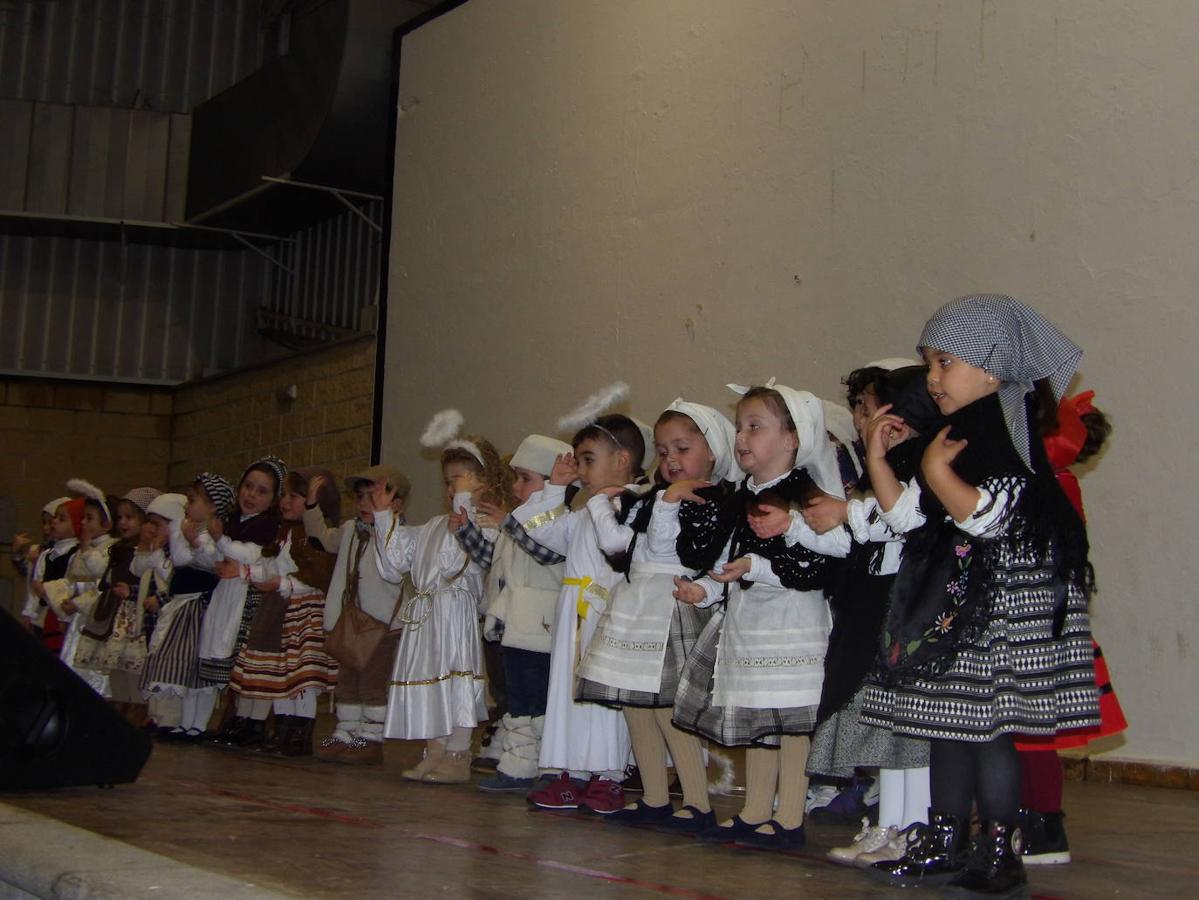 El Nacimiento ha estado acompañado por un grupo de 'angelitos' 