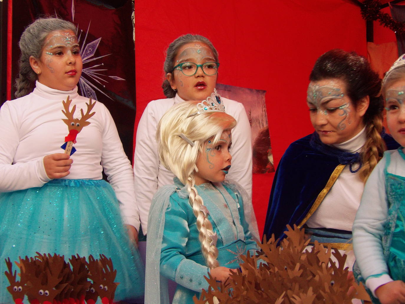 Unas voluntarias de Actúa Quintana muy especiales entregaron originales renos a los niños 
