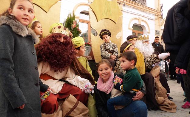 Gaspar posó junto a niños de todas las edades 