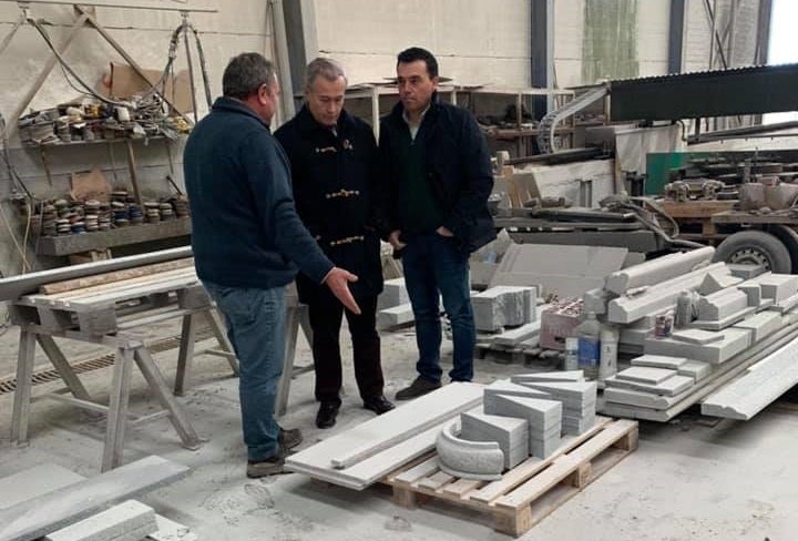 El director visitó una cantera de la localidad en la que se le explicó la elaboración del granito 