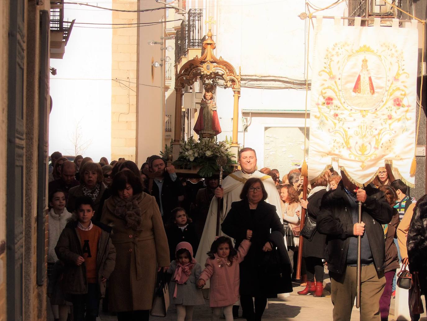 Los niños más pequeños han encabezado la procesion junto al párroco, Antonio Nogales 