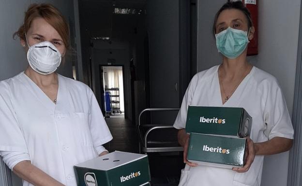 Las trabajadoras de los pisos tutelados también recibieron sus productos 